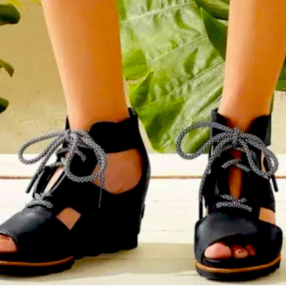 SOREL wedge sandals in black. Size 7
